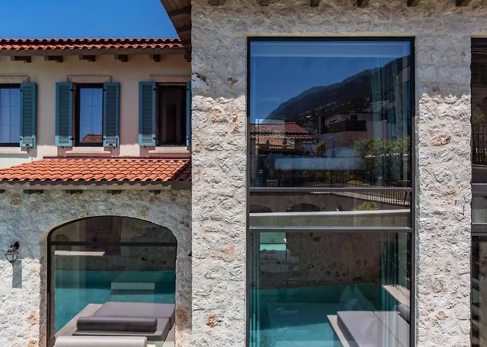 A Lyric Retreat Of Romance, Erato Κας