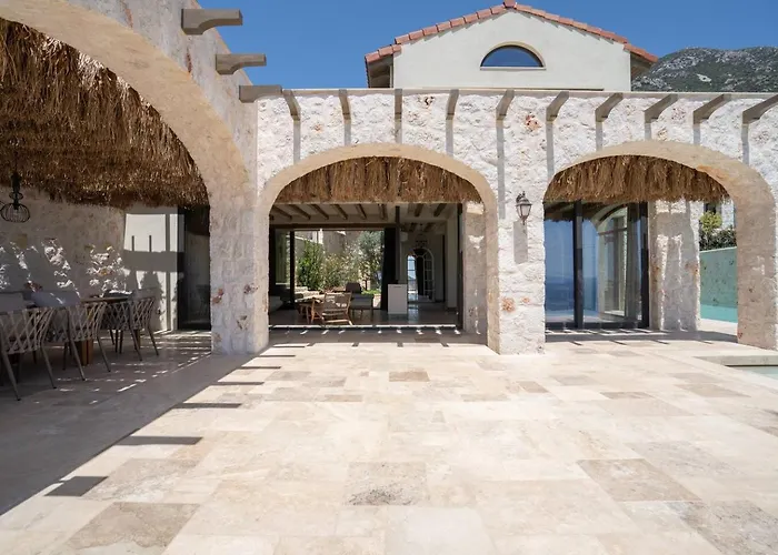 A Lyric Retreat Of Romance, Erato Κας