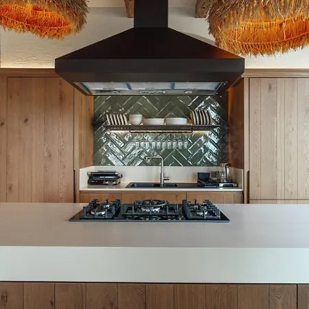 A Lyric Retreat Of Romance, Erato Kaş