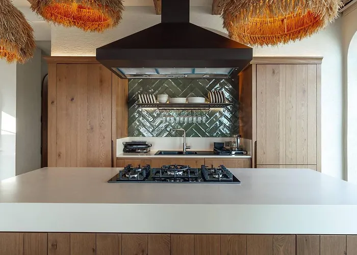 A Lyric Retreat Of Romance, Erato Kaş