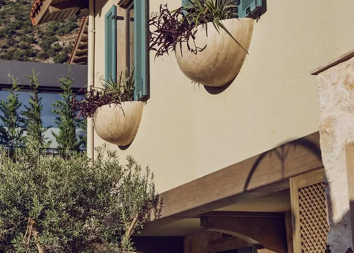 A Lyric Retreat Of Romance, Erato * Kaş