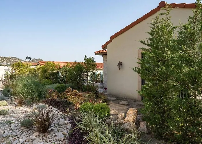 Willa A Lyric Retreat Of Romance, Erato Kaş