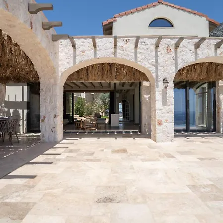 A Lyric Retreat Of Romance, Erato Kaş