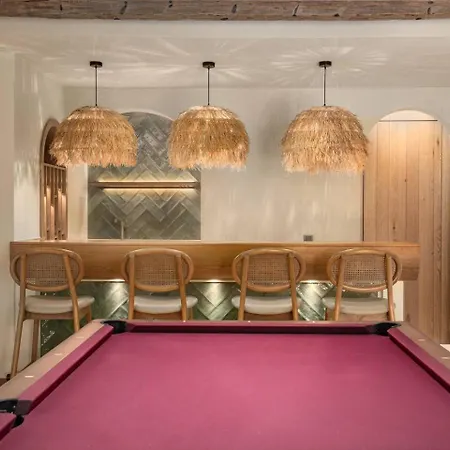 A Lyric Retreat Of Romance, Erato * Kaş